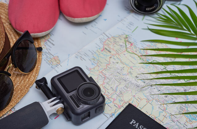 笔记本计划旅行和旅行平放在地图上的旅行配件与鞋 帽子 护照 钱 平板电脑 智能手机顶视图 旅游或度假的概念木材物体计划
