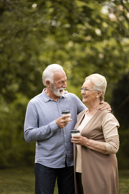 爱情故事带咖啡杯的中景快乐情侣关系老年退休