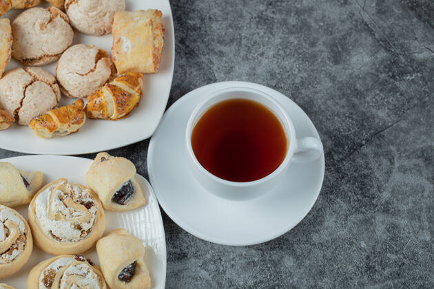 顶视图拼盘上的饼干搭配一杯伯爵茶面包房咖啡馆甜点