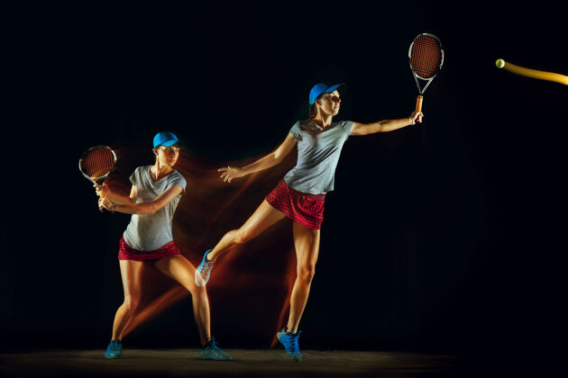 室内一个女人在不同的位置打网球 在混合和斯托布光隔离在黑墙上健康球拍明亮