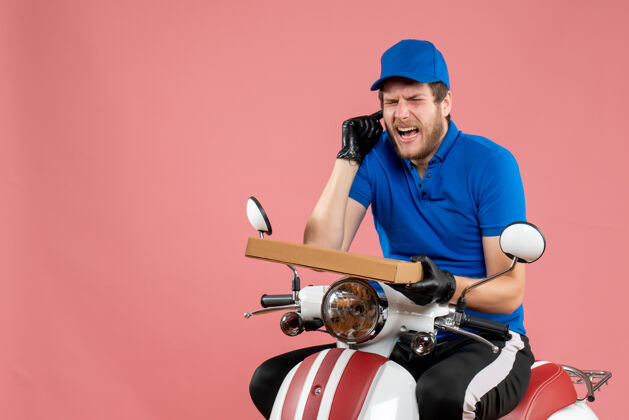 工人正面图男性信使坐在自行车上 拿着粉红色的比萨饼盒送货快餐自行车