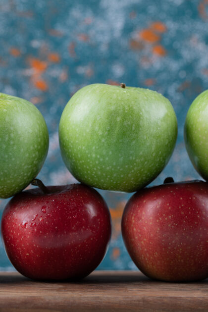 产品多汁的苹果排在木板上蔬菜热带美味