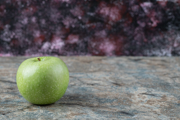美味绿苹果被隔离在混凝土上产品水果清淡