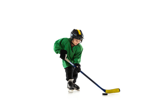 装备冰球场上的小冰球手快速冬季年轻