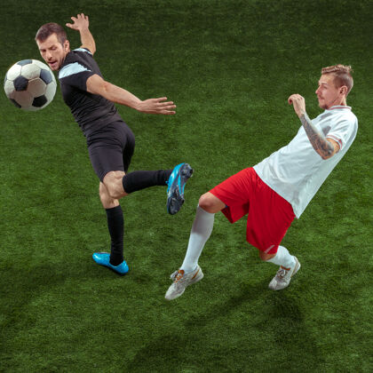 比赛足球运动员在草地上抢球人防守向前
