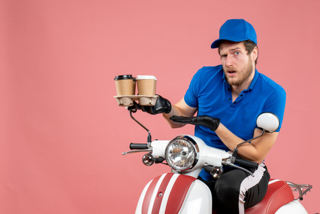 男信使正面图男性信使坐在自行车上拿着咖啡杯的粉红色工人咖啡车辆