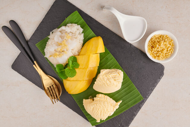 冷冻成熟的芒果和糯米 冰激凌和椰子奶在石头表面 泰国甜点在夏季季节热带水果甜点水果顶视图夏天冰淇淋自制