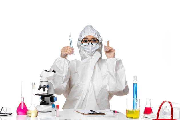 实验室外套正面图身穿特殊防护服的年轻女化学家拿着白色背景上的小烧瓶实验室冠状病毒化学病毒药保温瓶外套