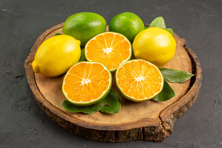 饮食前视图新鲜酸柠檬在黑暗的背景柠檬果汁水果
