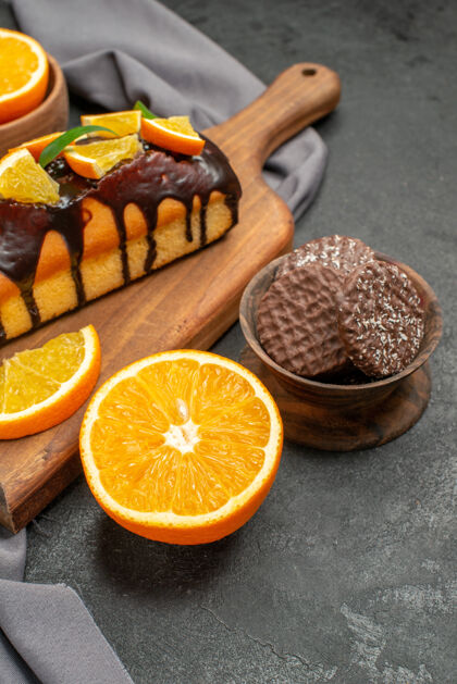 毛巾软可口的蛋糕垂直视图切柠檬饼干在木制砧板上葡萄柚饮食新鲜