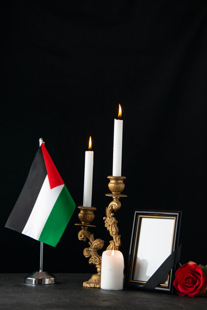葬礼前视图燃烧蜡烛与图片框在黑暗的表面宗教视图火