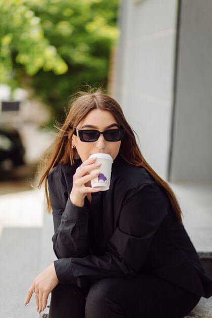 外卖户外生活写真迷人的黑发女孩喝咖啡 走在城市街道上城市秋天食物