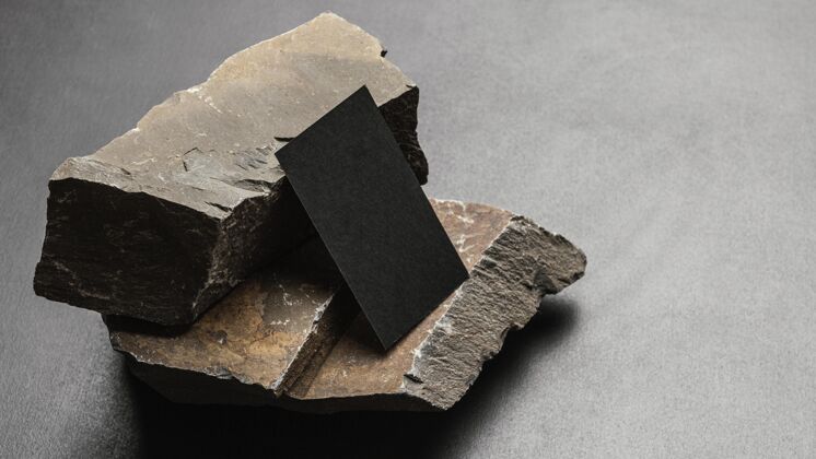 模型文具模型与黑暗崎岖的岩石纸板深色石头