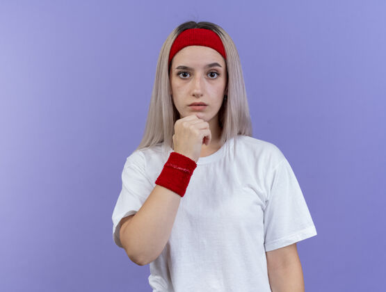 腕带焦虑的年轻白人运动女孩戴着背带戴着头带年轻运动背带