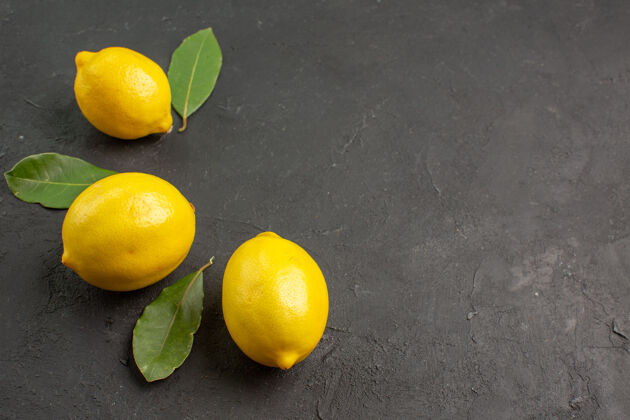 行前视图新鲜酸柠檬衬在黑暗的背景健康食品柑橘