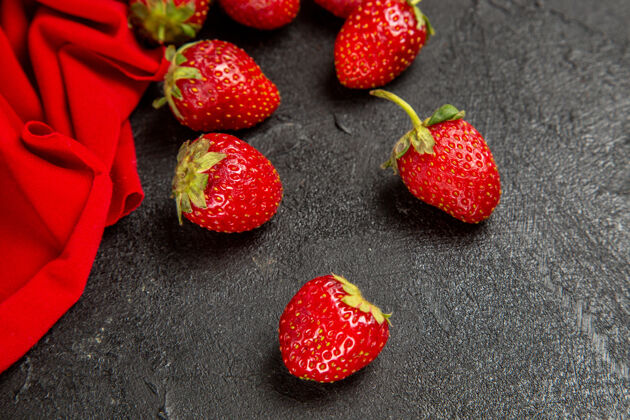 正面前视图新鲜的红色草莓在黑暗的背景下食品健康深色