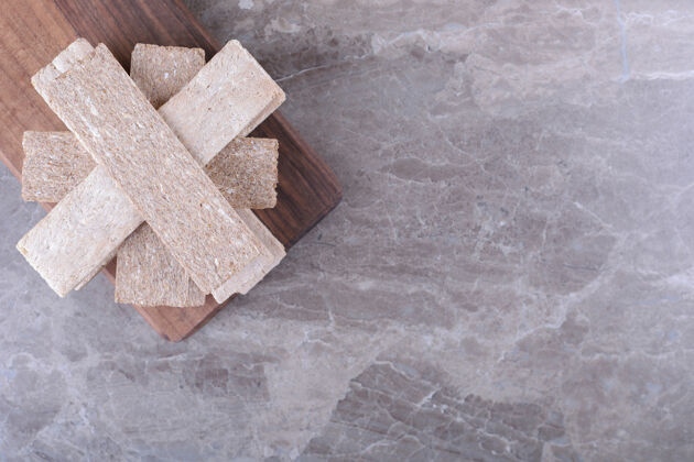 美味一堆酥皮面包在木板上 在大理石表面大米美味配料