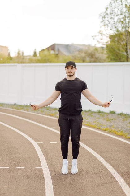 决心男运动员在健身房外做健身训练跑步运动装轨道