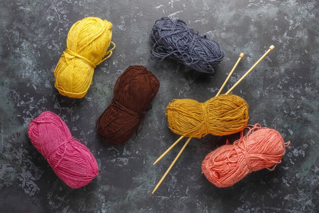 卷用针线编织成不同颜色的纱线球纺织爱好针织针