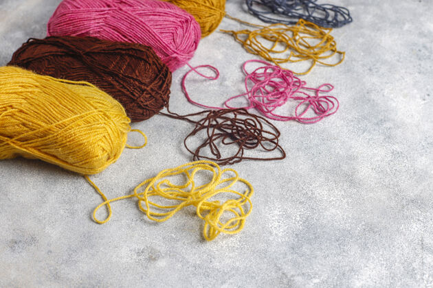 纱线用针线编织成不同颜色的纱线球各种针织针缝