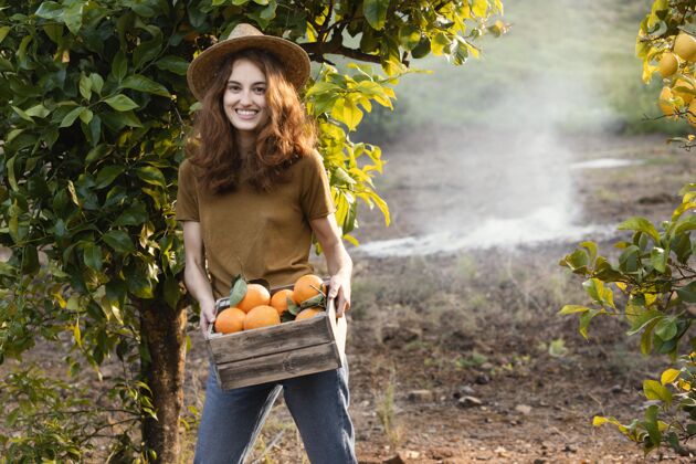 收获一个拿着桔子篮子的女人柑橘农产品热带