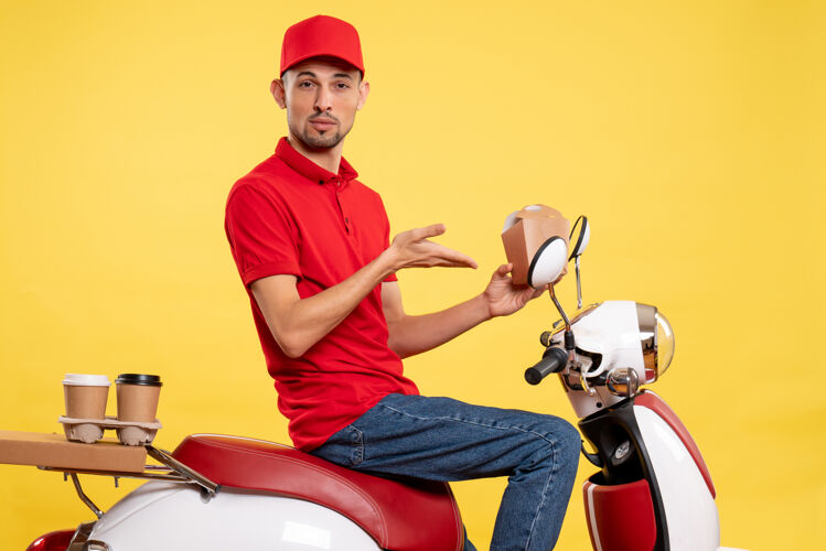 摩托车正面图黄色背景上穿着红色制服的年轻男性信使人员食品视图
