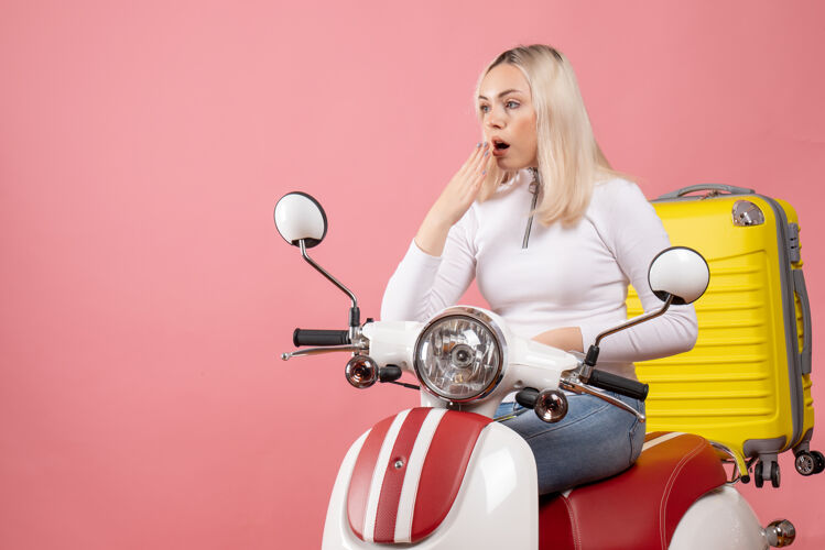 传送带前视图骑着轻便摩托车的年轻女士打哈欠成人培训年轻女士