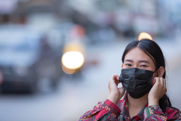 烟雾大流行期间戴口罩的年轻女子担心病毒面罩