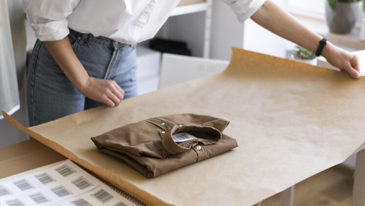 企业家握紧包装纸的手办公桌包装纸衬衫