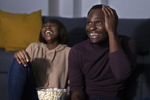 情侣夫妻俩一起在家里看网飞Netflix手表舒适