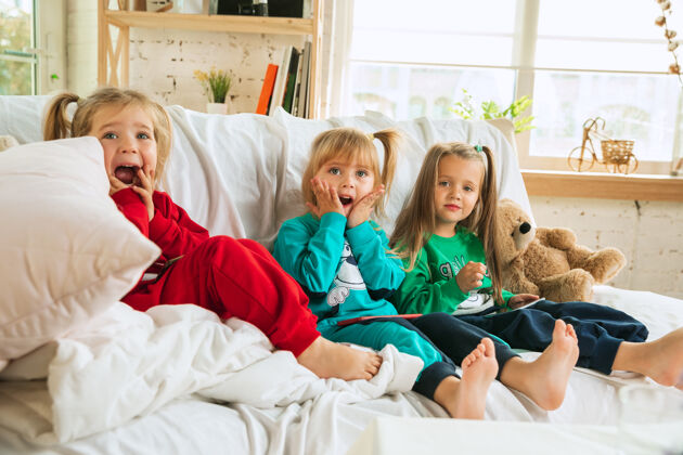 孩子穿着柔软保暖睡衣的小女孩在家里玩耍朋友友谊乐趣