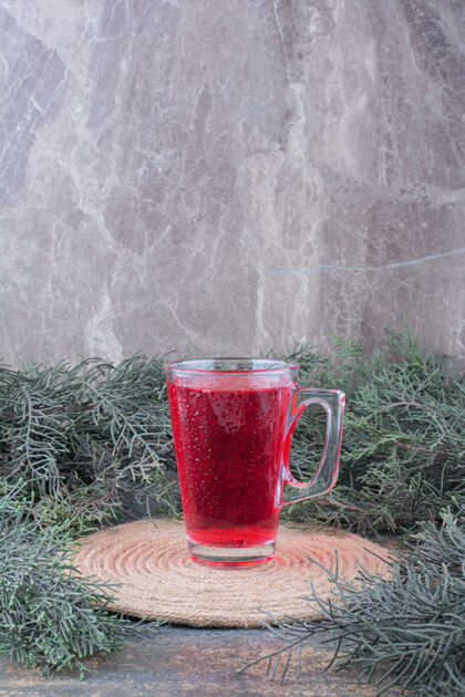 美味一杯红色果汁放在大理石上水红色柠檬水