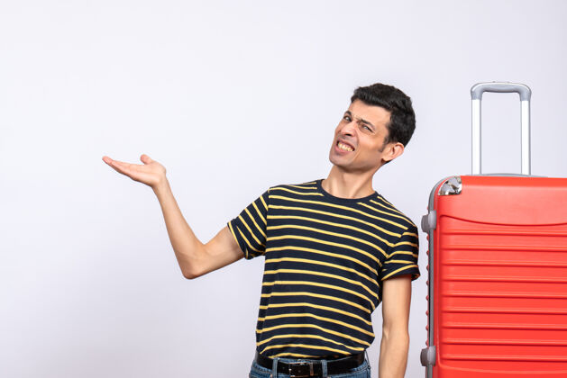 T恤正面图：一个穿着条纹t恤和红色手提箱的年轻人在展示什么正面手提箱年轻男士