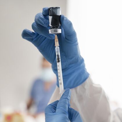 大流行接种中心有医生拿着注射器疫苗病毒流感