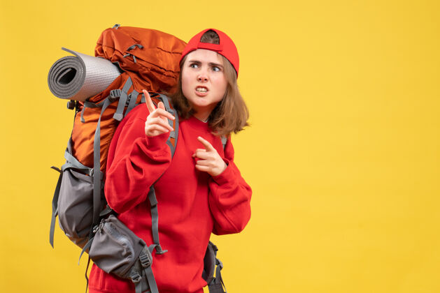 时尚正面图：穿着红色背包的旅行者妇女成人背包正面