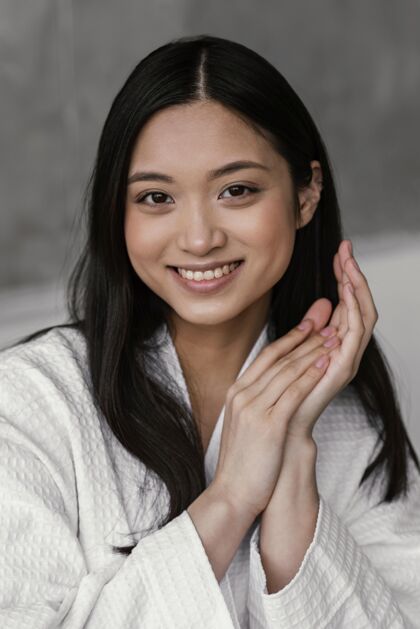 护理美丽的亚洲女人肖像健康卫生美丽