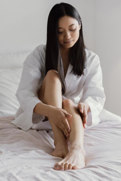 治疗亚洲女人在家放松自我护理女人护理