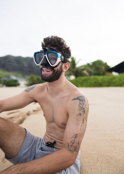 海洋年轻的赤膊男子在沙滩上用潜水设备成人活动男人