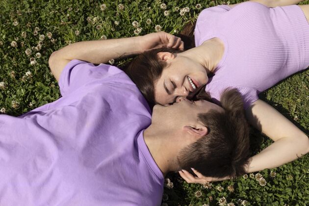 舒适可爱的男女朋友躺在草地上在一起情人男人