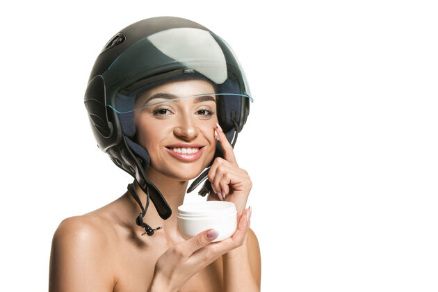 头盔戴摩托车头盔的漂亮女人的画像身体治疗美女