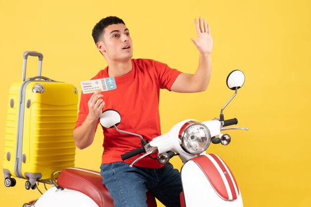 轻便摩托车前视图：骑着轻便摩托车的年轻人拿着车票招呼人年轻人票抱