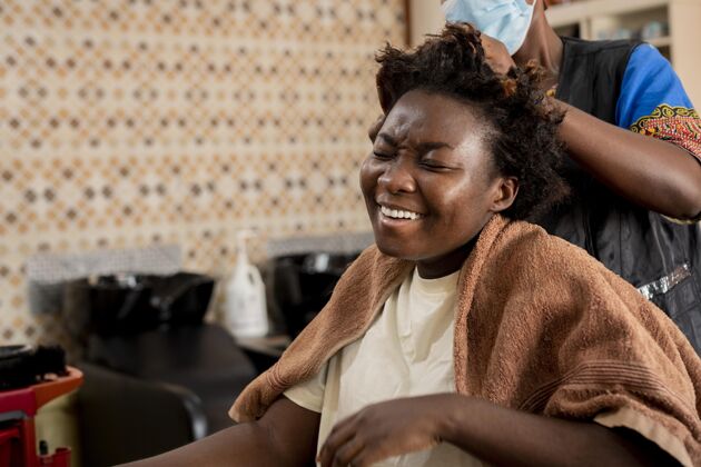 美容院在沙龙做头发的女人美容客户女人