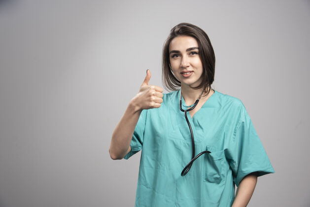医生女医生用听诊器竖起大拇指高质量的照片检查医院工作