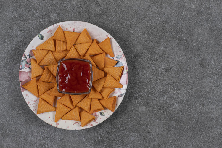 脆的三角饼干放在盘子里 加番茄酱烘焙薯条饼干