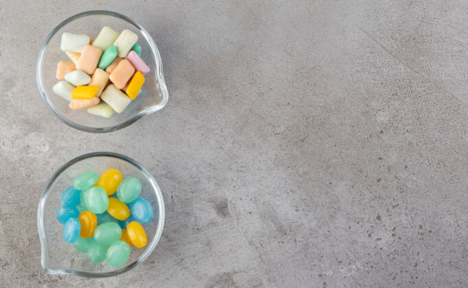 食物五颜六色的口香糖放在石桌上的碗里平面布局堆复制空间