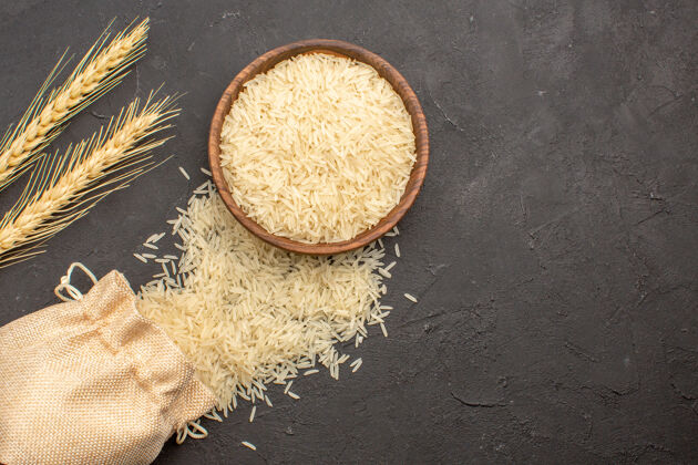 膳食在灰色表面的棕色盘子里的生大米的顶视图大米食物质地