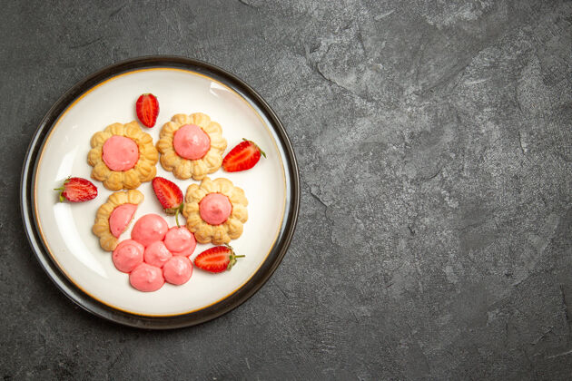 可食用水果灰色表面上草莓果冻的美味甜饼俯视图浆果饼干水果