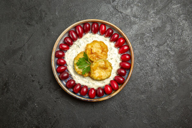 汤碗灰色表面上新鲜的红山茱萸和美味的南瓜餐俯视图食物美味新鲜