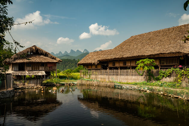 农场蓝天下池塘附近美丽的建筑物照片天旅游建筑