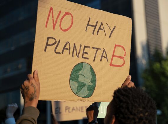 全球变暖贴着标语牌抗议的人绿色活动家特写